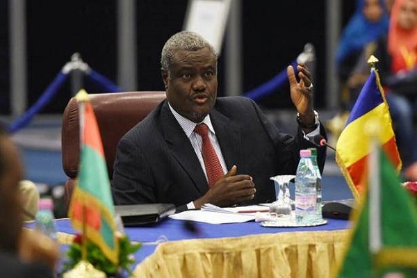 صورة رئيس مفوضية الاتحاد الأفريقي يصل الخرطوم في زيارة رسمية للسودان