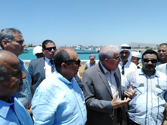 صورة وزير الزراعة يتفقد أعمال تطوير وتوسيع ميناء الصيد بالطور 