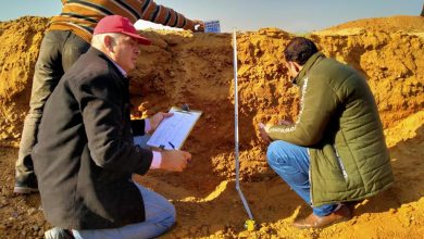 صورة رغم الظروف الجوية السيئة.. الفريق البحثي يواصل دراسات حصر وتصنيف التربة في صحراء غرب السويس.. صور